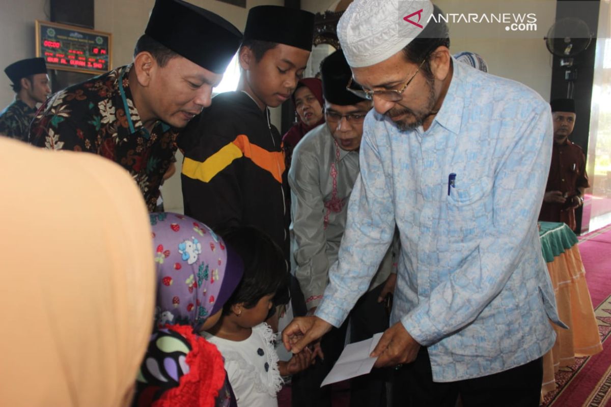 Bantu keperluan lebaran, Pasaman Barat salurkan zakat ke anak yatim piatu dan lansia