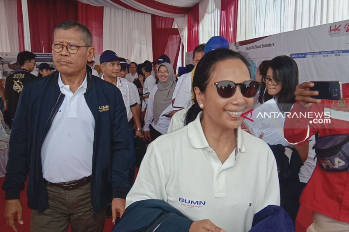 Menteri Rini ajak pengendara tidak buang sampah sembarangan