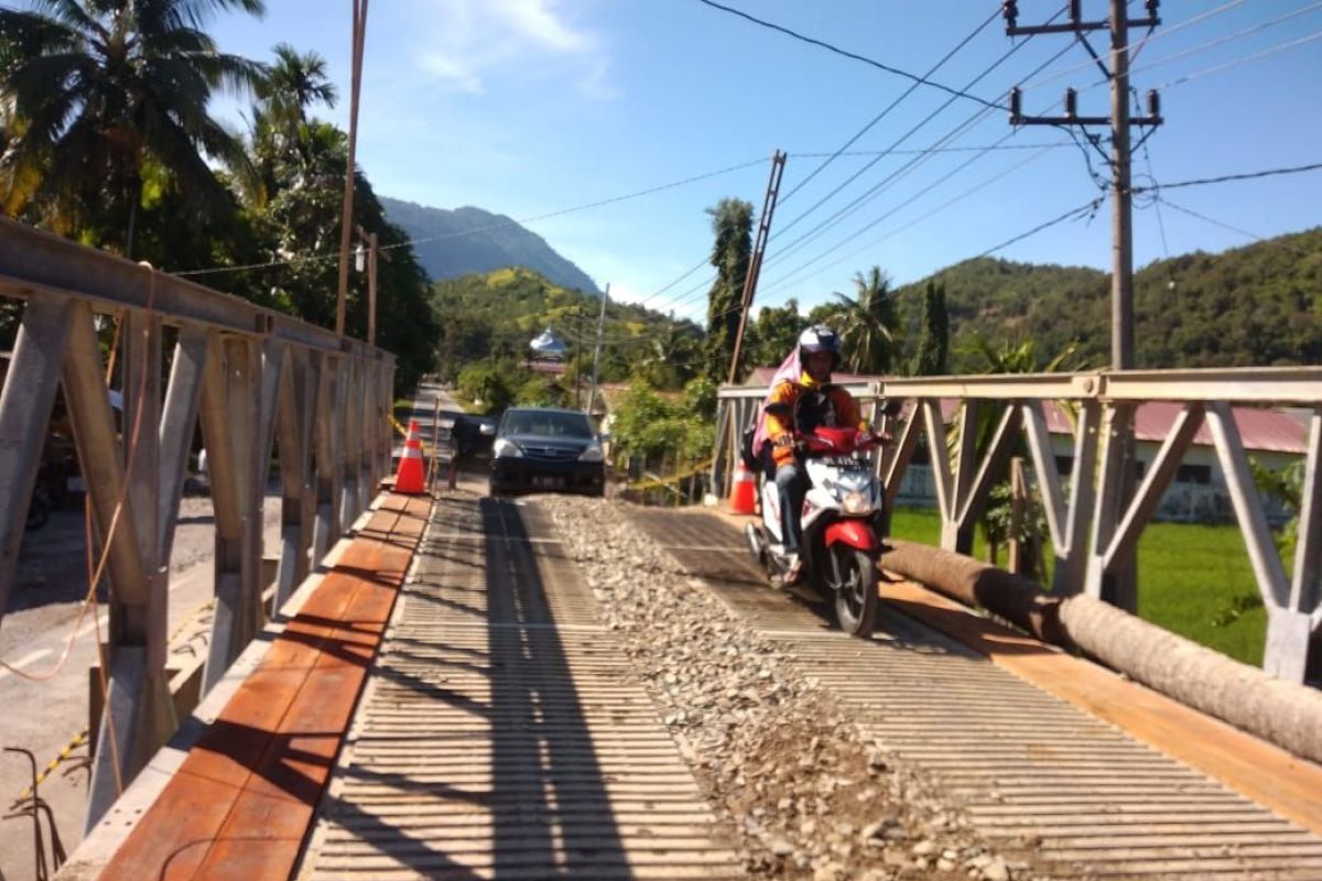 Arus lalulintas di jembatan Lhok Mamplam Meukek lancar