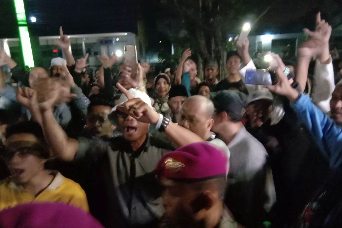 Gemuruh takbir iringi kepulangan Tim BPN dari Gedung MK