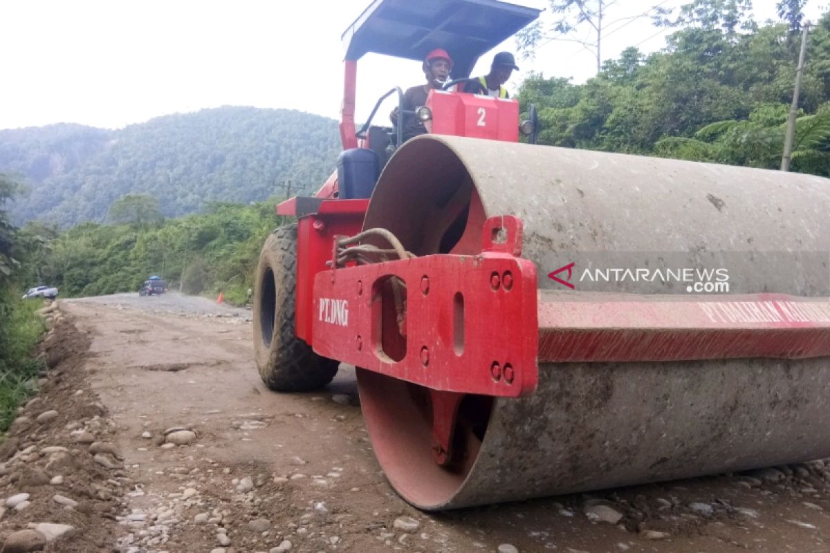 Perlancar arus mudik, jalur lintas Tengah Sumatera Tapsel diperbaiki