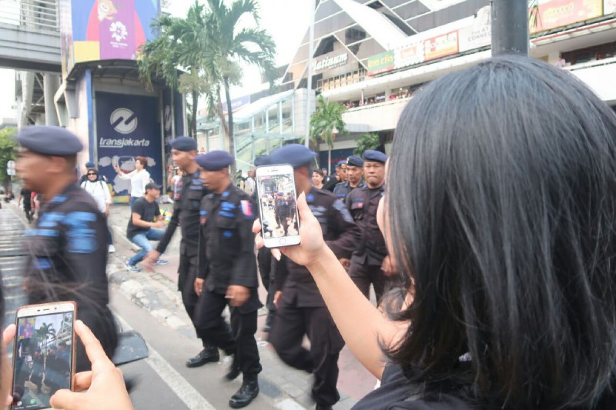 Brimob siaga depan Bawaslu jadi obyek foto warga