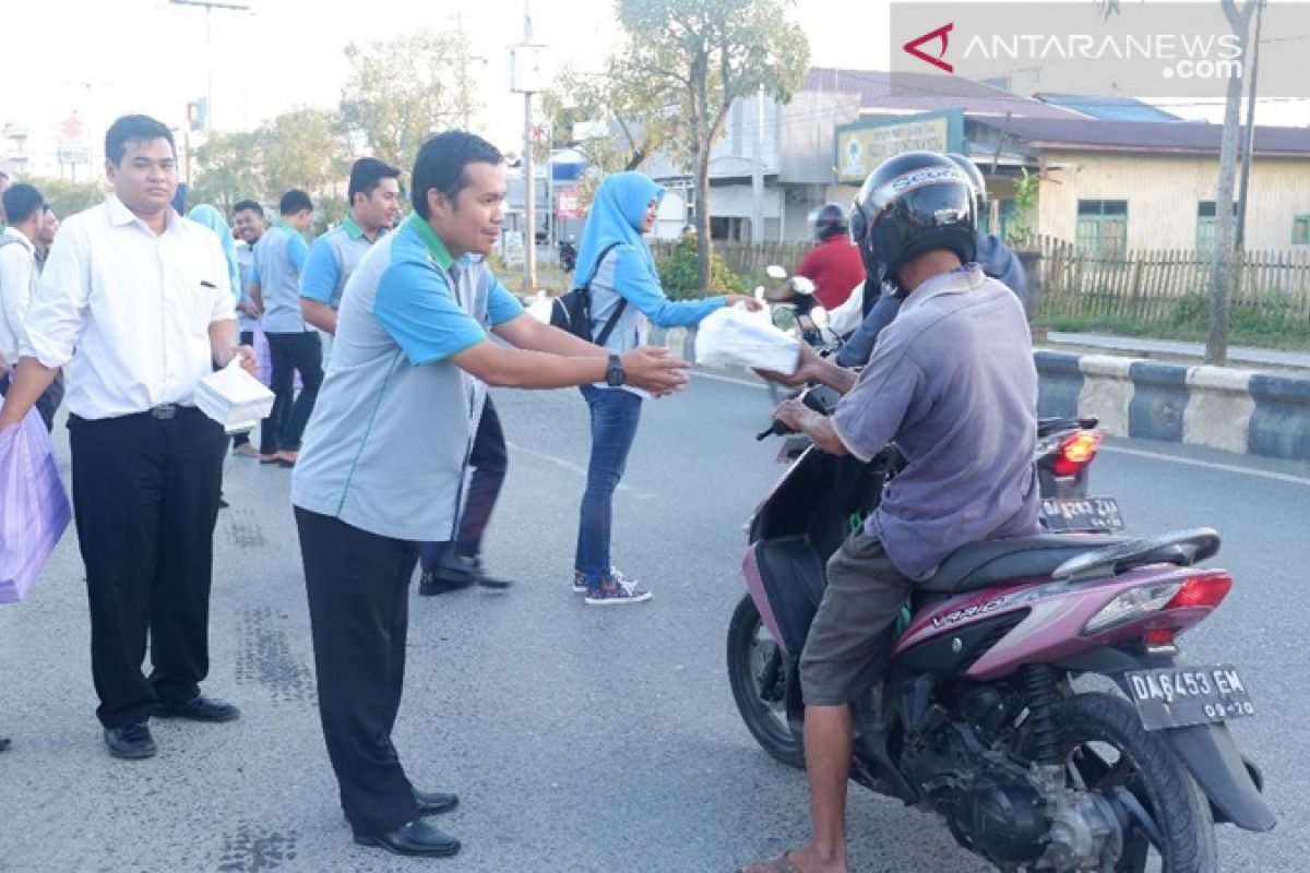 Bank Kalsel bagikan bukaan gratis bagi pengguna jalan