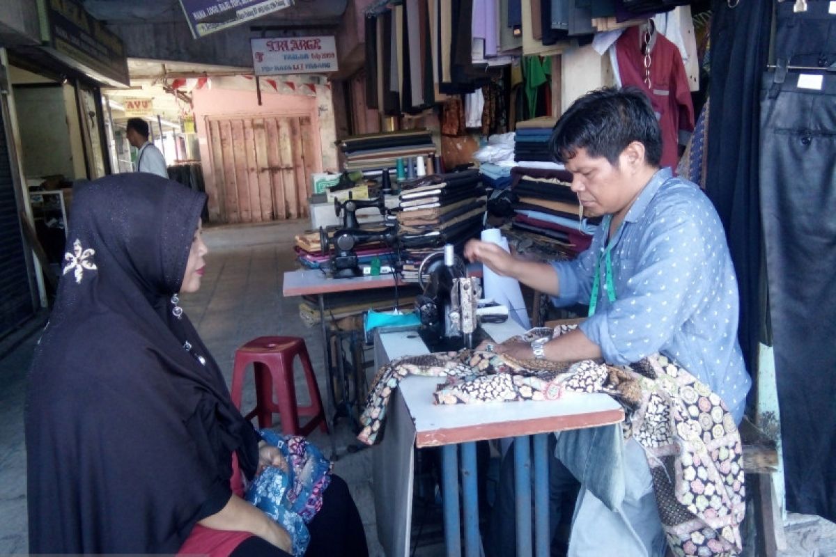 Jelang Lebaran penjahit di pasar Raya Padang keluhkan sepi pesanan