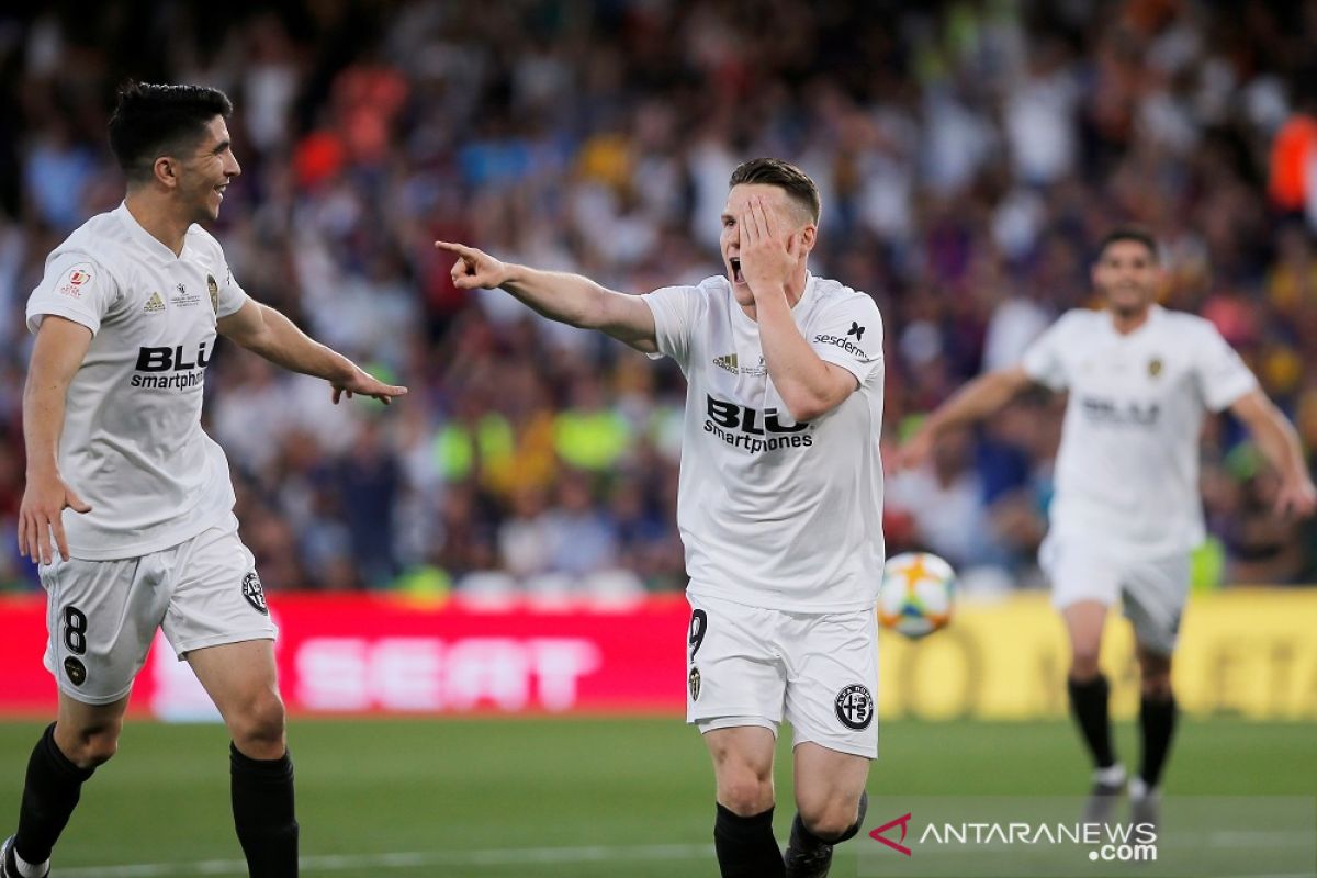 Valencia jungkalkan Barcelona dan angkat trofi Piala Raja 2019