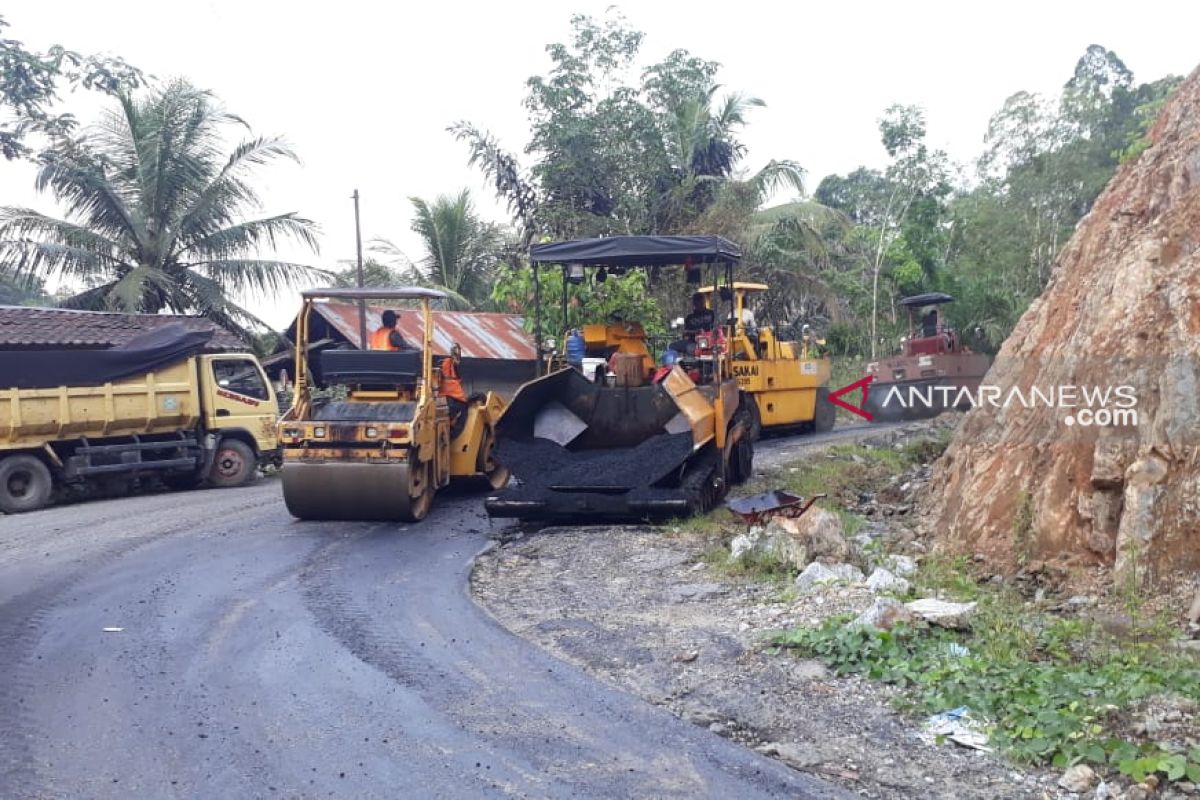 Sambut Lebaran jalan perbatasan Taput  dan Tapteng diaspal