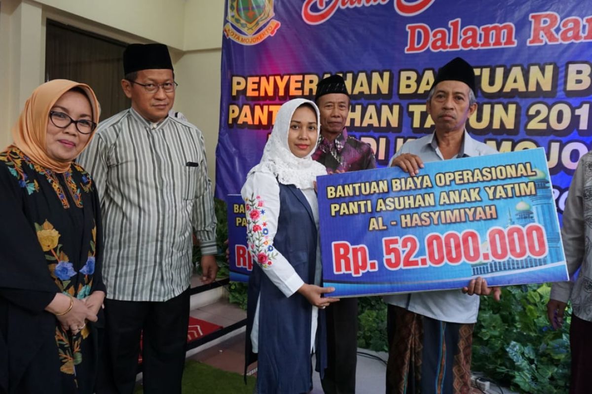 Buka bersama anak yatim, Wali Kota Mojokerto serahkan bantuan operasional panti