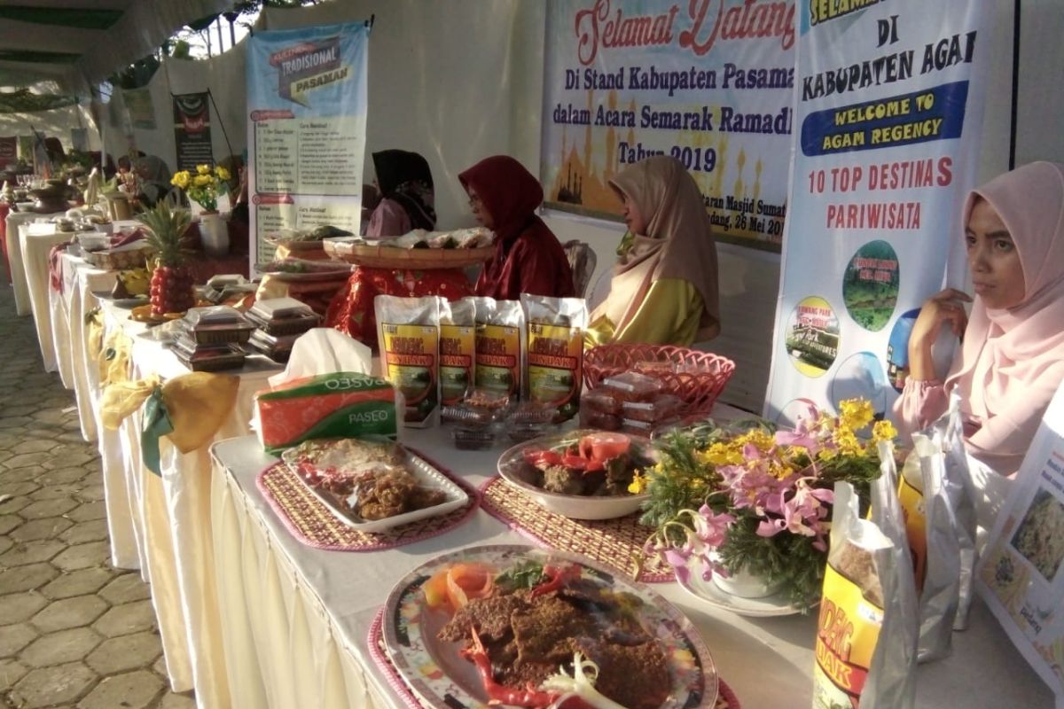 Kuliner khas kabupaten/kota Sumbar dipamerkan di Masjid Raya