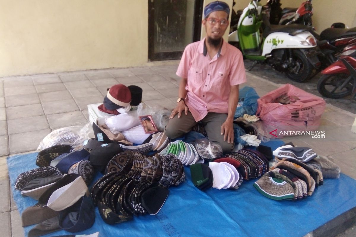 Pedagang peci musiman di Padang  raup rezeki saat Ramadhan