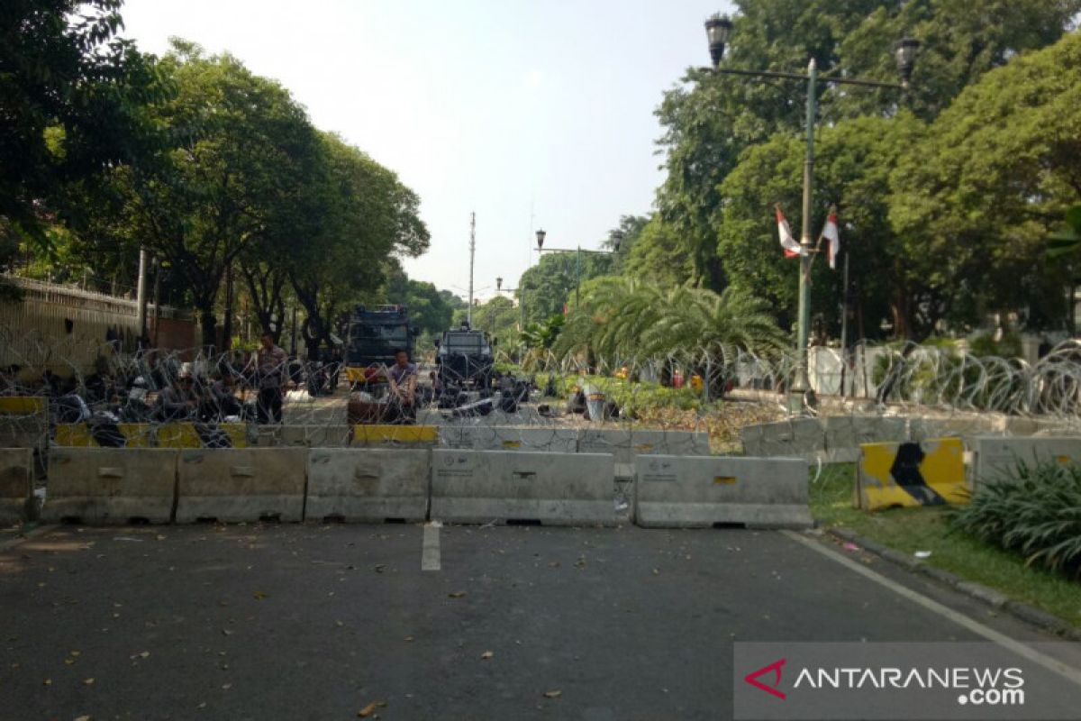 Jalan depan KPU RI masih ditutup