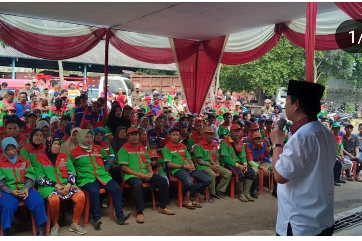 Wali Kota Bandarlampung berikan paket Lebaran kepada tenaga kebersihan