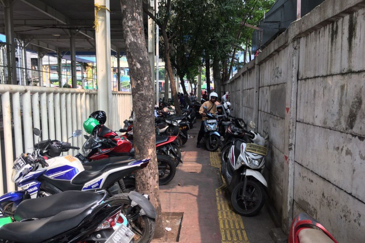 Alih fungsi trotoar jadi parkiran motor di Pasar Tanah Abang