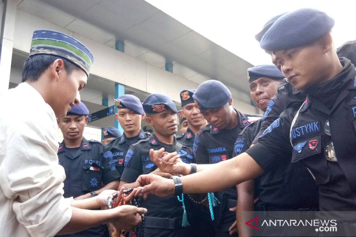 Mahasiswa tebar tasbih kepada petugas Brimob di Bawaslu RI