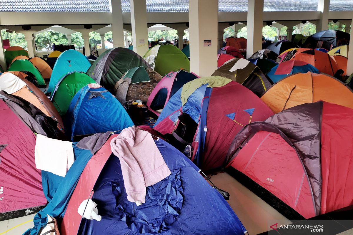 Sekitar 300 tenda berdiri untuk itikaf di Masjid Habiburrahman Bandung