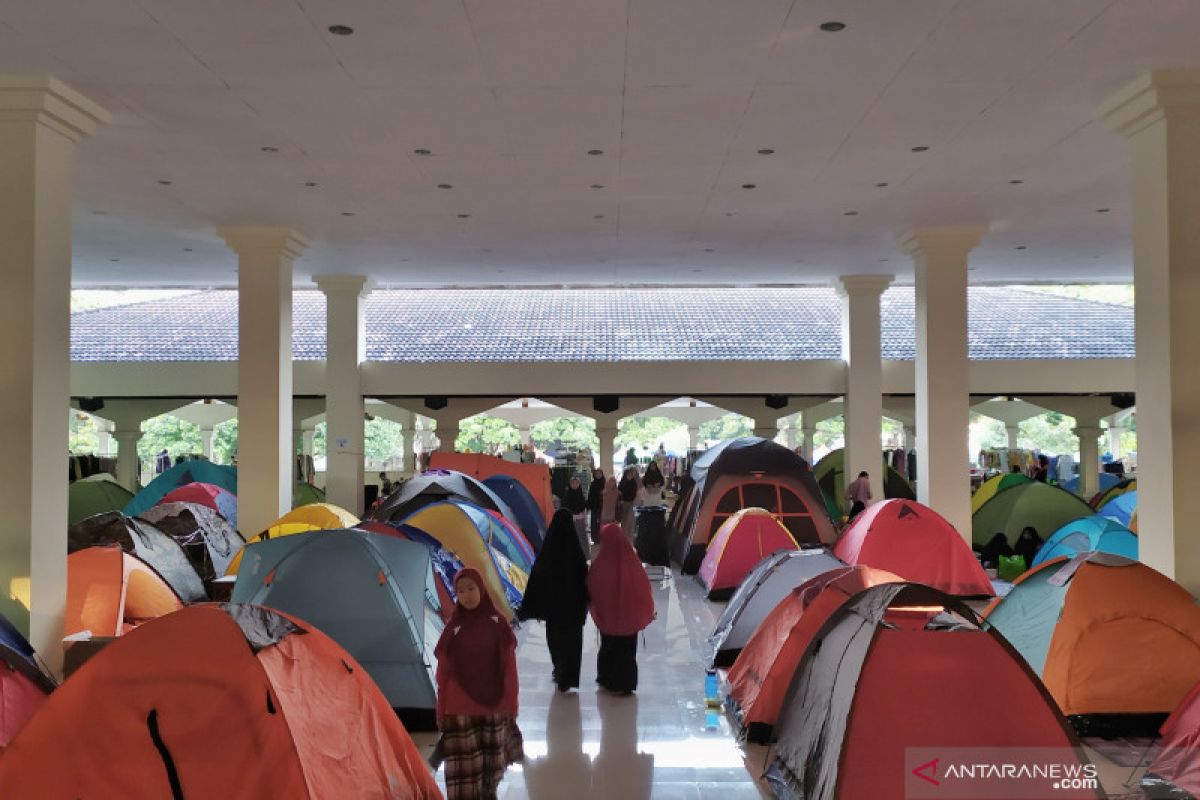 Sekitar 300 tenda berdiri untuk itikaf di Masjid Habiburrahman Bandung