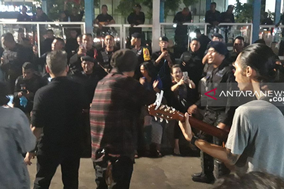 Komunitas Musisi Jalan Sabang hibur aparat dengan lagu-lagu daerah