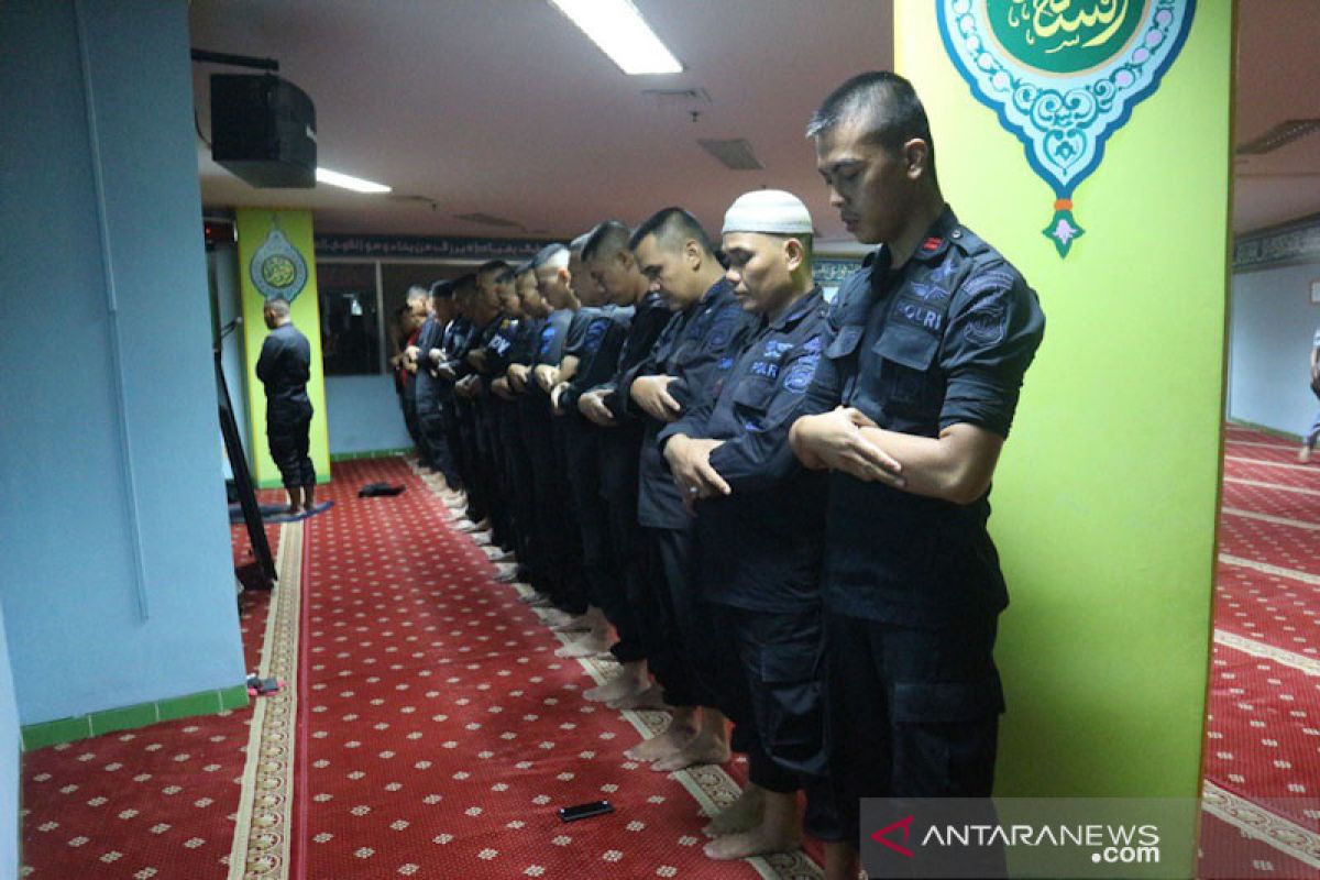 Anggota Brimob sempatkan shalat tarawih di sela tugas pengamanan