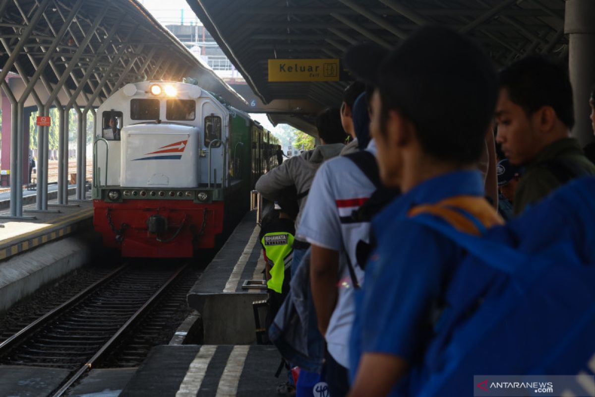 Daop Surabaya turunkan daya angkut penumpang kereta api