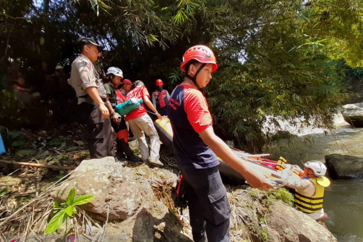 Waduh, tiga buruh bangunan di Sukabumi terjatuh ke sungai satu tewas