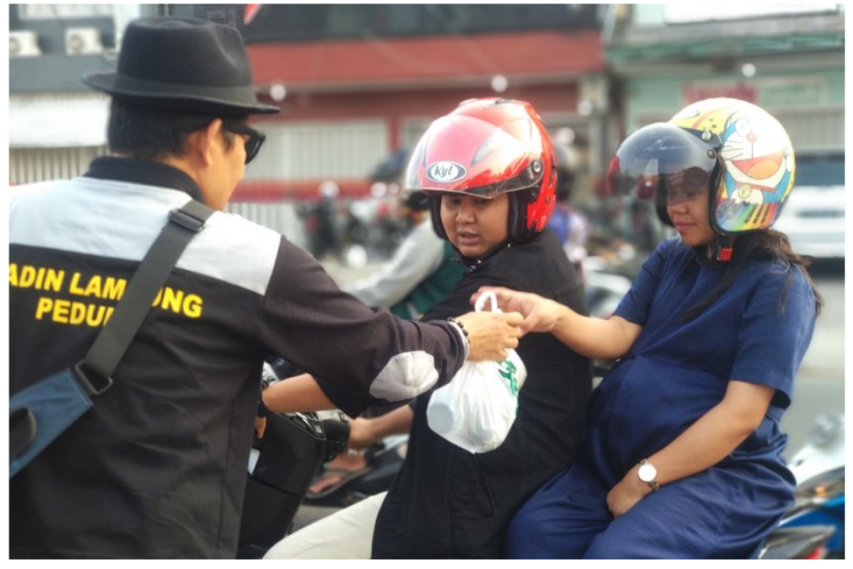 Kadin Lampung bagi-bagi takjil kepada pengguna jalan