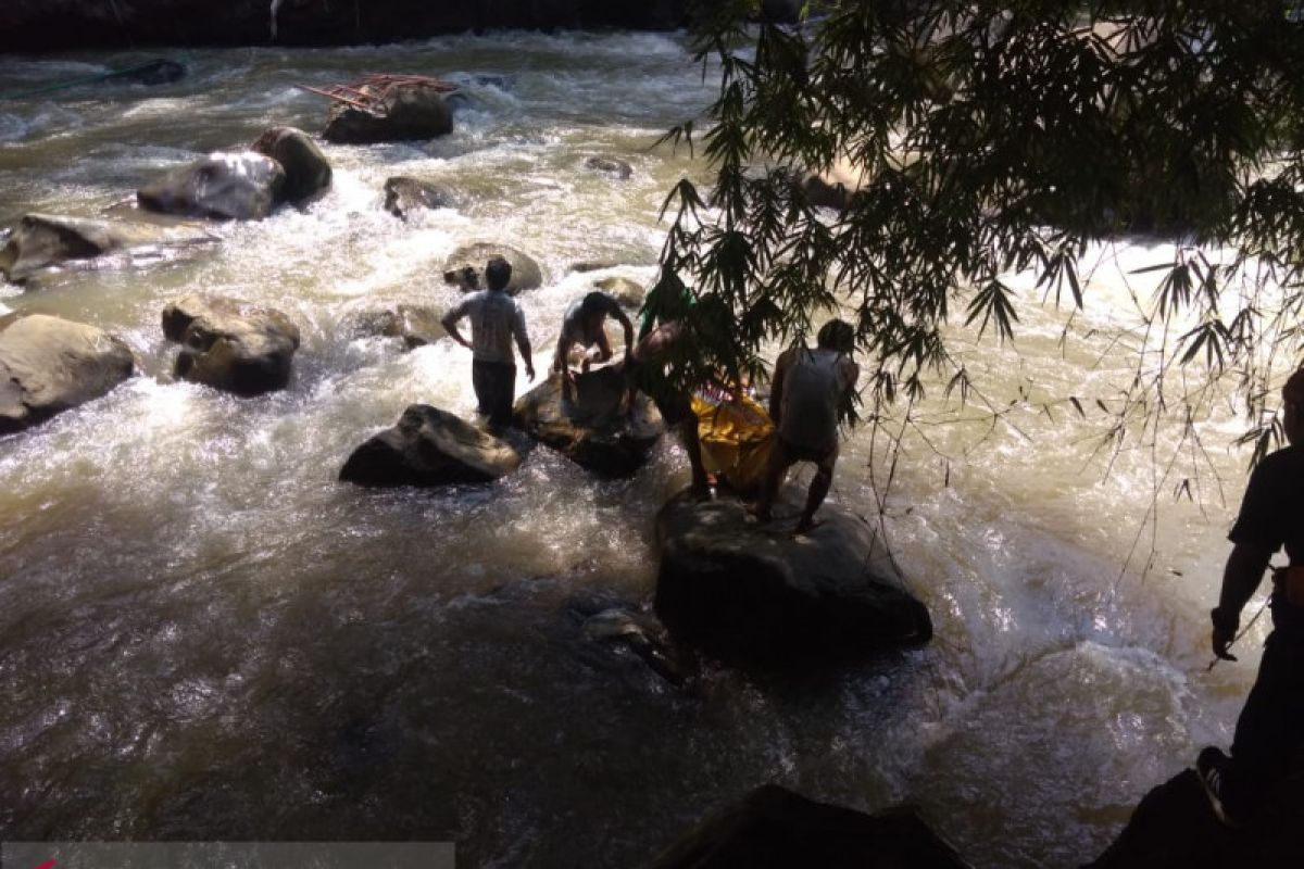 Tim SAR masih cari buruh bangunan diduga tenggelam di Sungai Cicatih