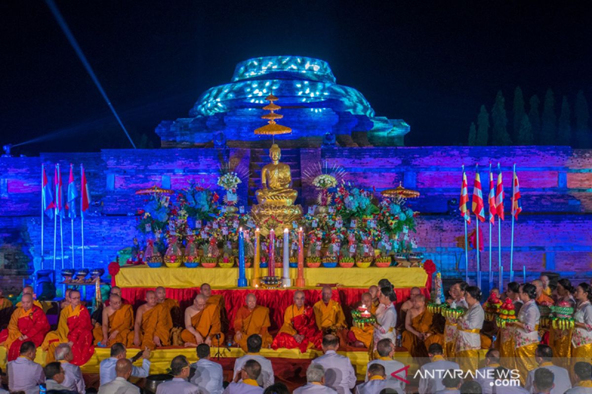 Candi Muara Takus penuh ribuan umat Buddha peringati waisak