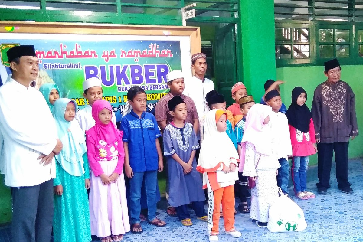 Pengelola SD Yapis 1 Biak salurkan bingkisan Ramadhan kepada 35 siswa dhuafa