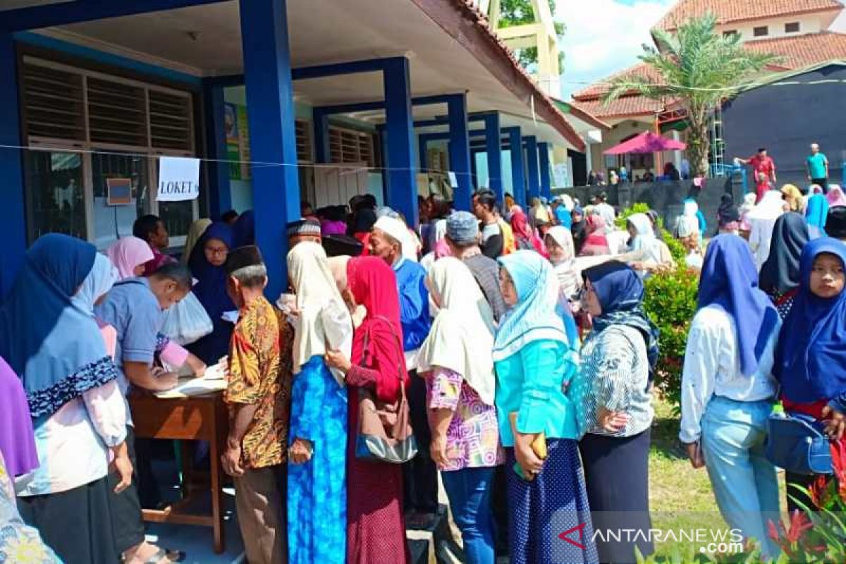 Lazismu Bandongan bagikan 2019 bingkisan pada kaum dhuafa