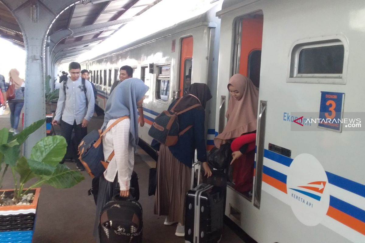 Kepadatan arus mudik di Stasiun Jember masih normal