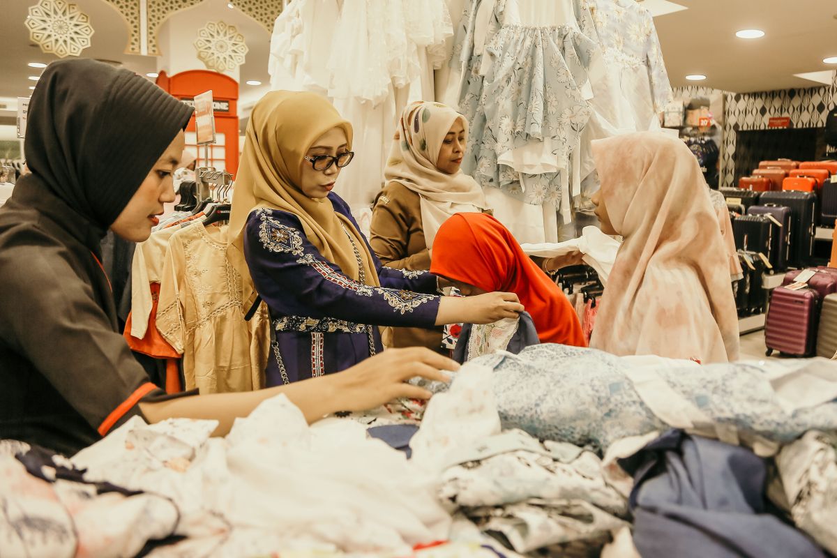 Istri Gubernur ajak anak yatim belanja pakaian lebaran di mall