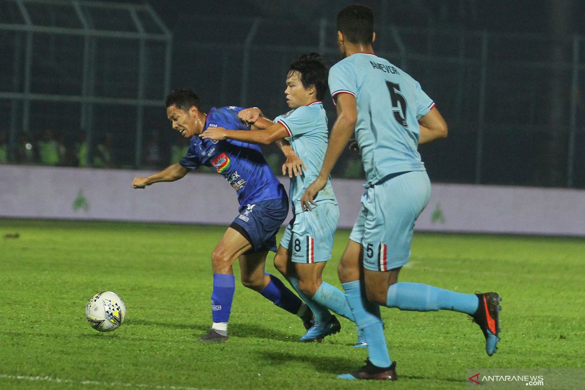 Arema raih poin perdana, tundukkan Persela 3-2