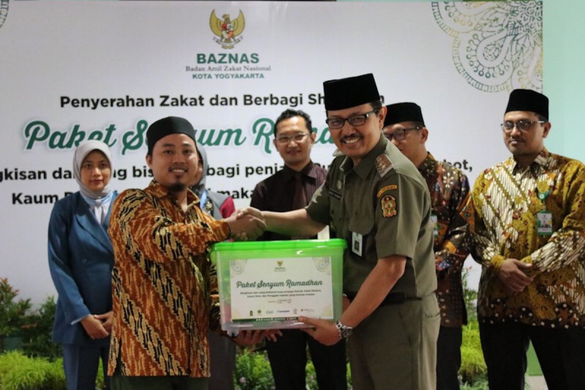 Baznas Yogyakarta bagikan sebanyak 539 paket penjaga masjid-penggali makam