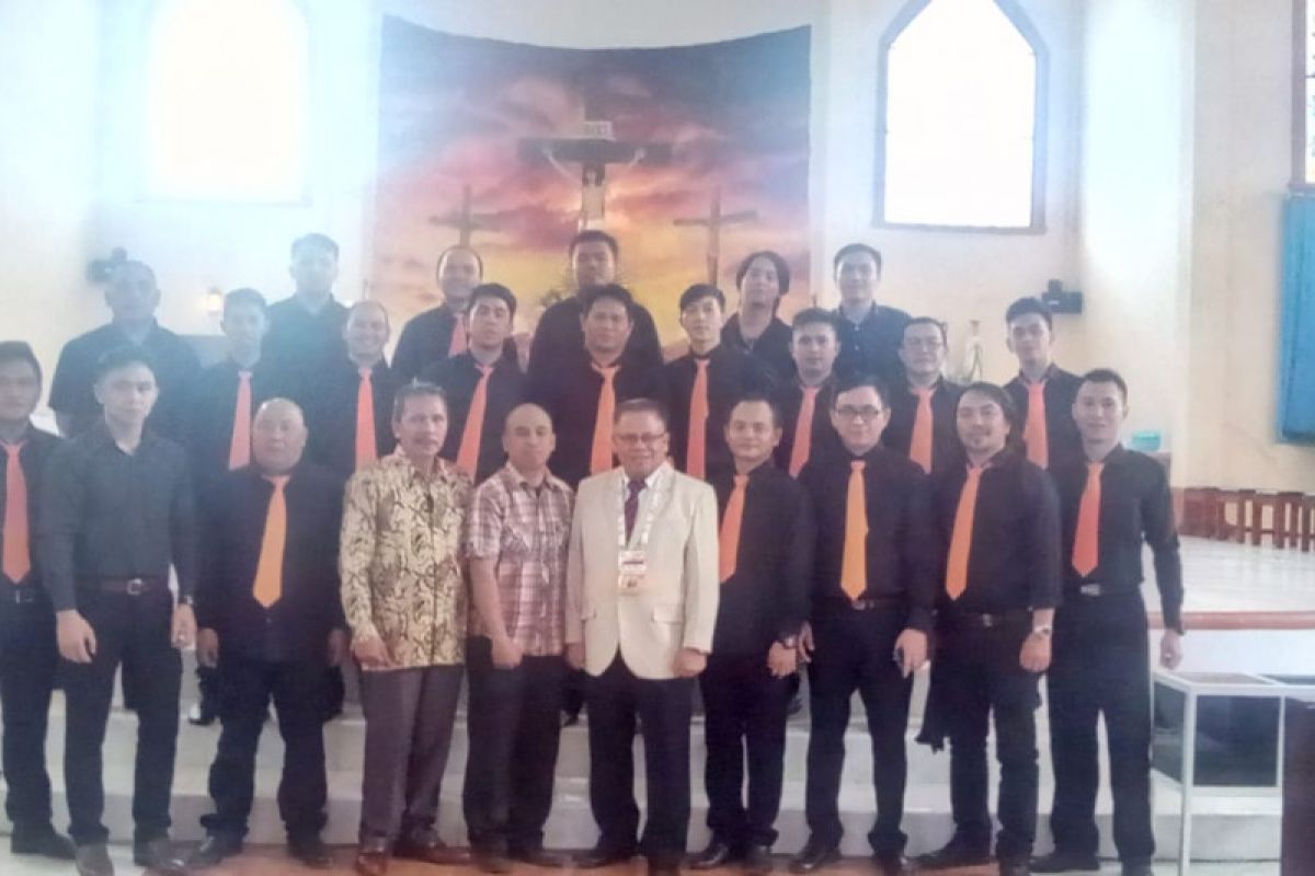 Male Choir Toumuung Catholica Chorus Meriahkan Misa Penutupan HUT-30 KBK