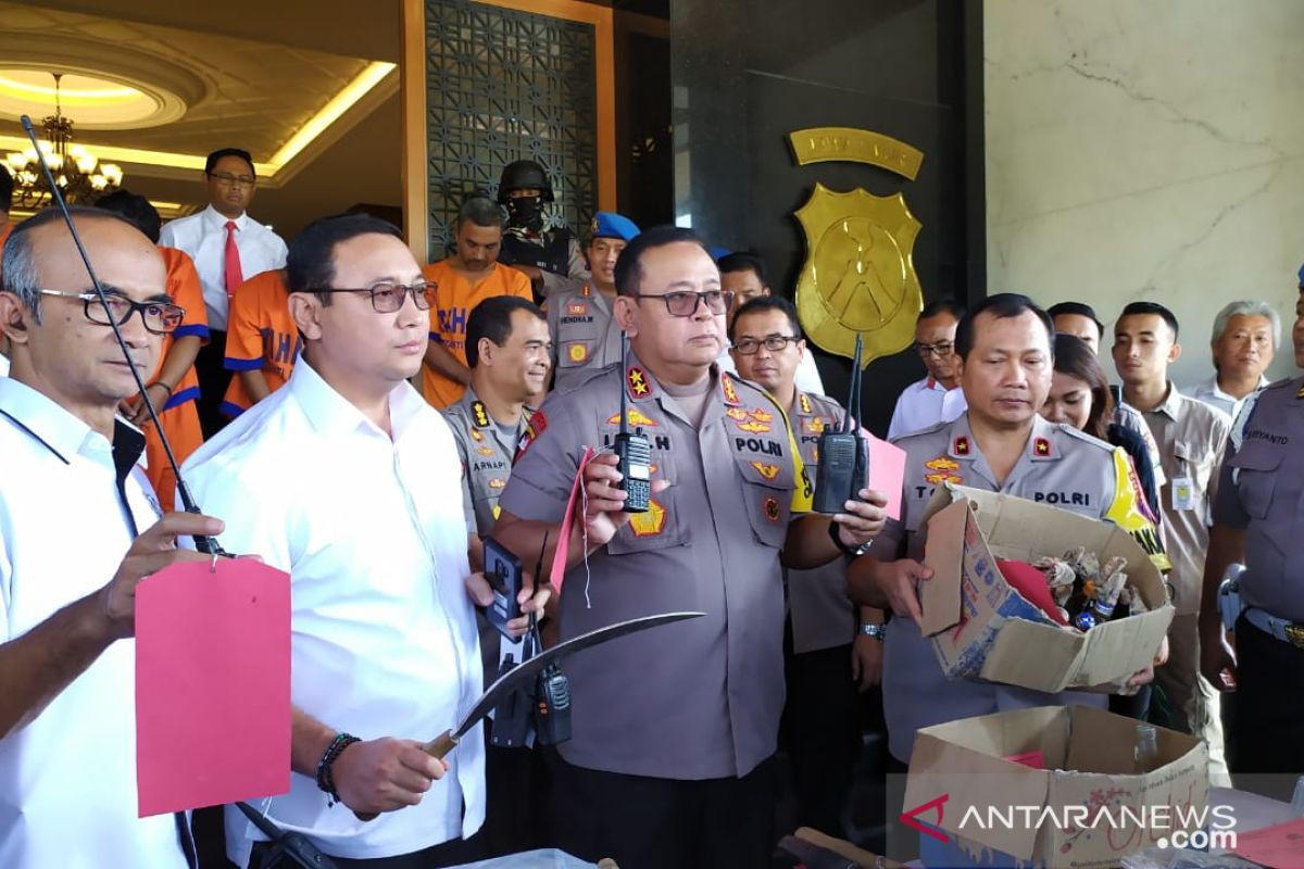 Polda Jatim tangkap tiga orang pembakar Mapolsek Tambelangan