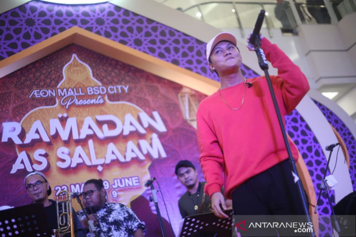 Pengunjung padati Aeon BSD lihat aksi panggung Rizky Febian