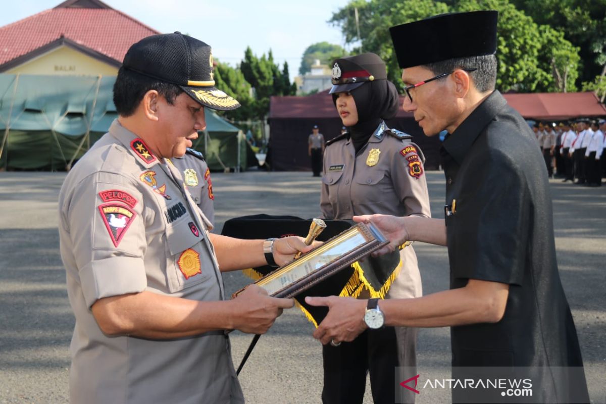 Redam aksi anarkis,  Ketua DPRD Batanghari peroleh penghargaan Polda Jambi