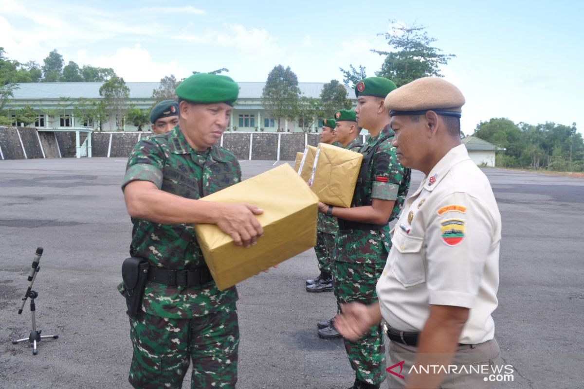 Prajurit Korem 033/Wira Pratama dapat bingkisan Lebaran