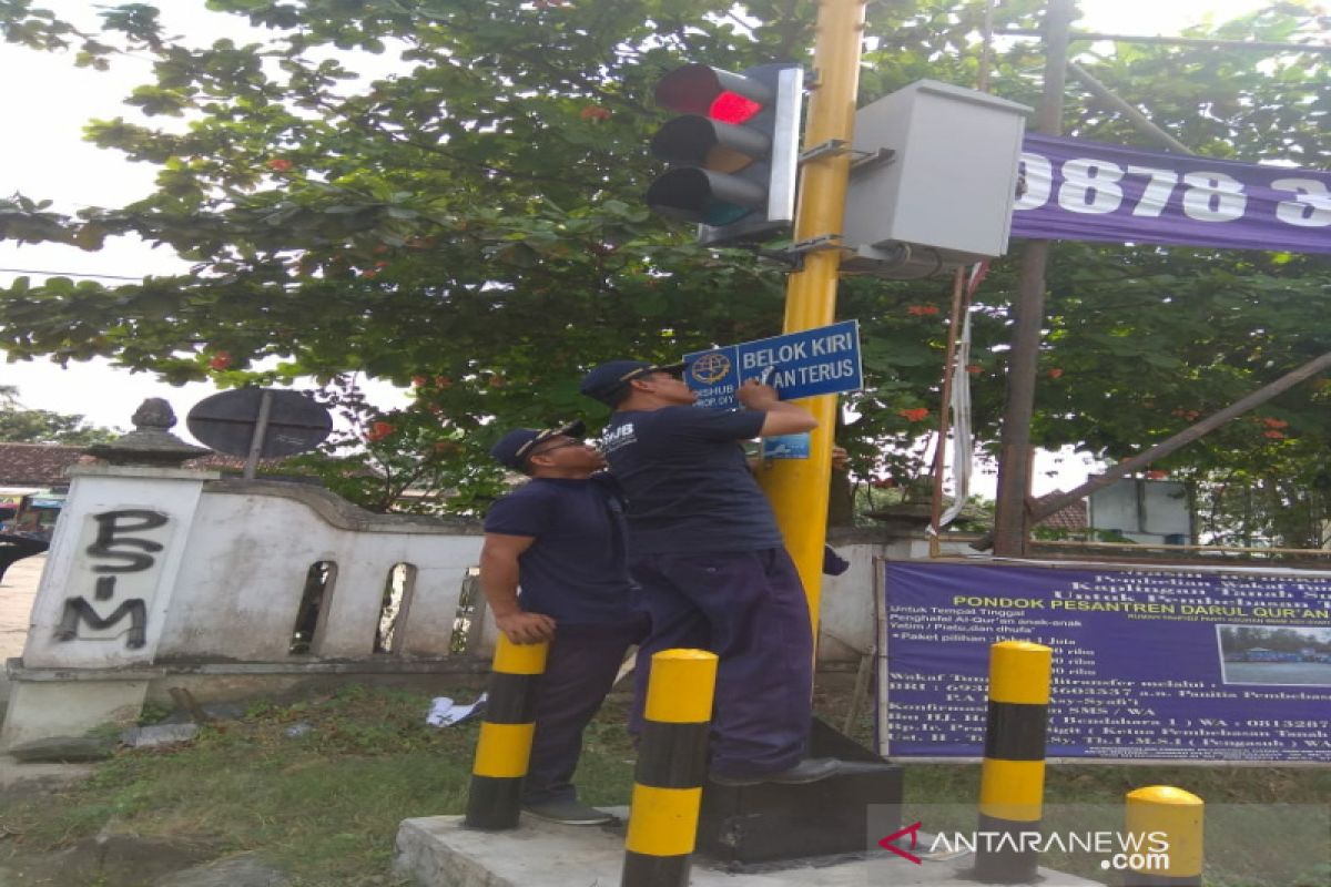 Dishub Kulon Progo memasang rambu "ke kiri jalan terus"