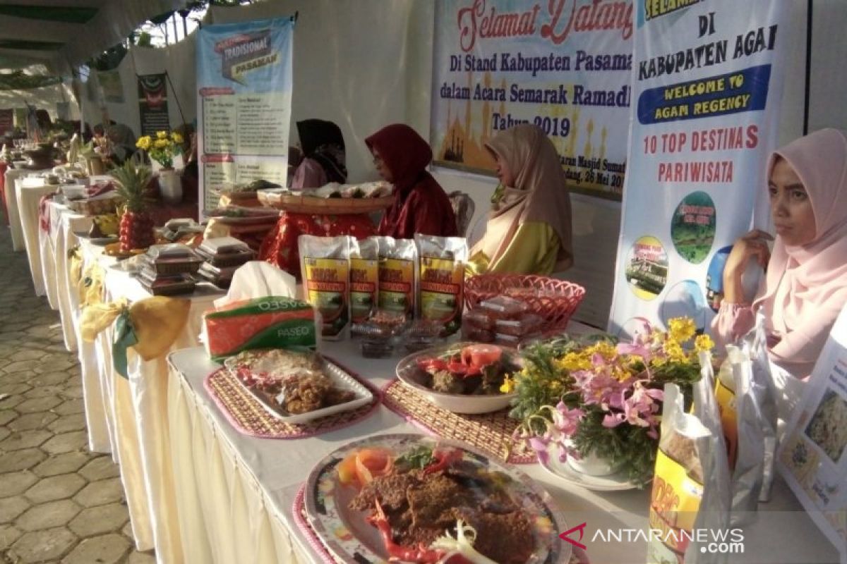 The typical culinaries of West Sumatra is exhibited at the Masjid Raya
