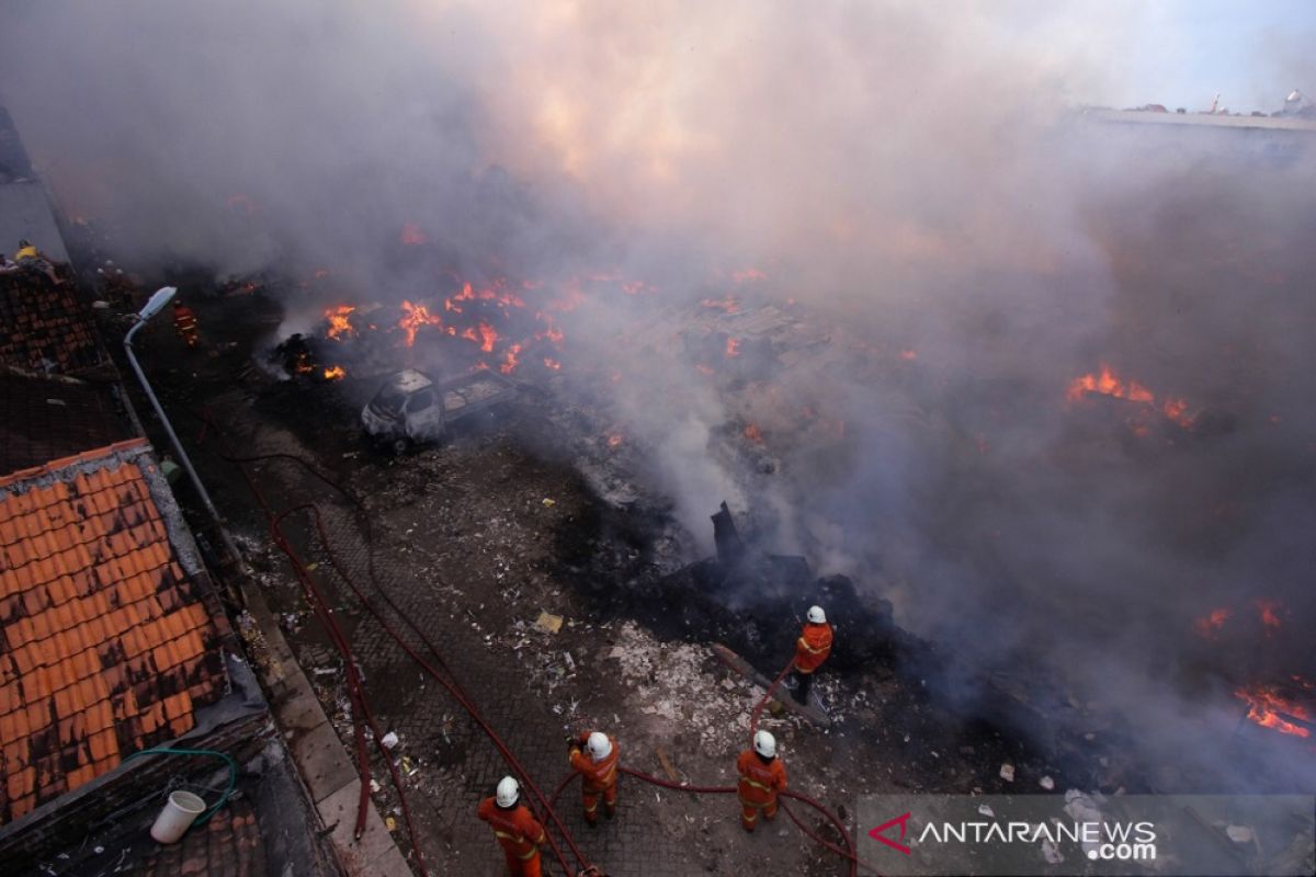 Gudang rongsokan di Bulak Banteng Surabaya terbakar