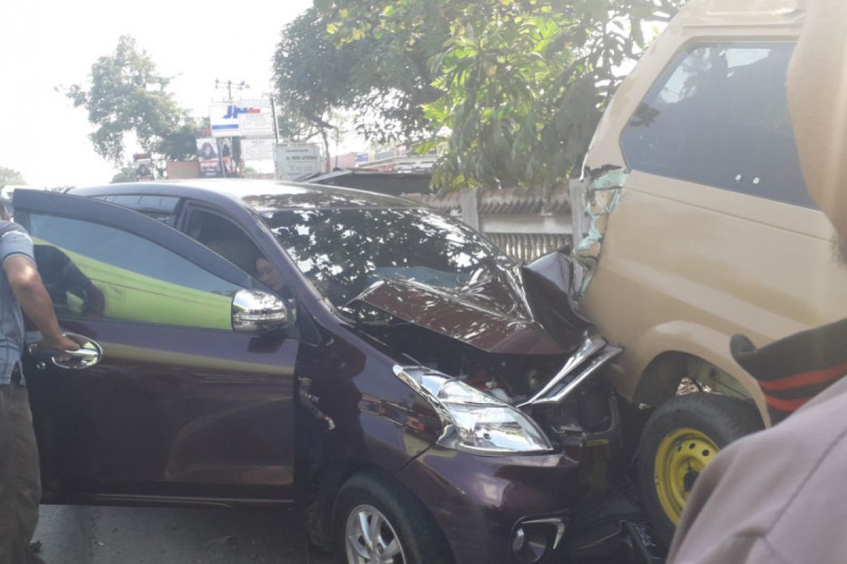 Diduga akibat ban pecah, mobil tabrak angkutan umum jurusan Natar