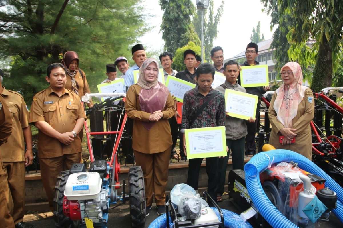 Bupati Pandeglang serahkan 98 Alsintan untuk bantu petani garap sawah