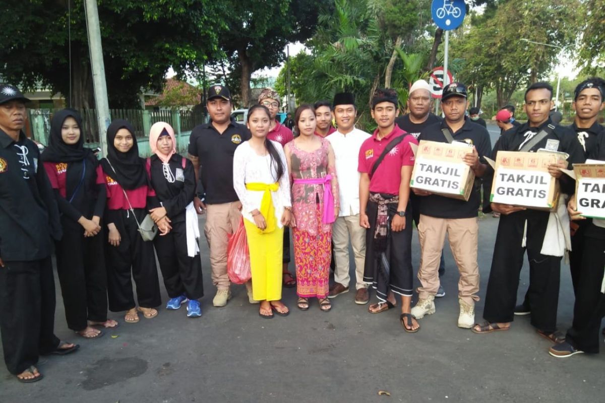 PSHT Denpasar bagi takjil gratis bertema 