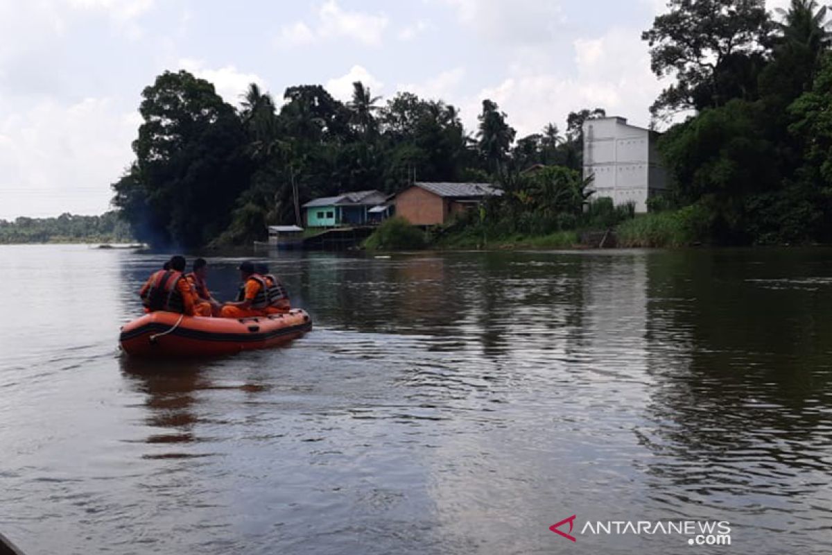 Basarnas Pekanbaru mencari warga hilang di Sungai Kampar