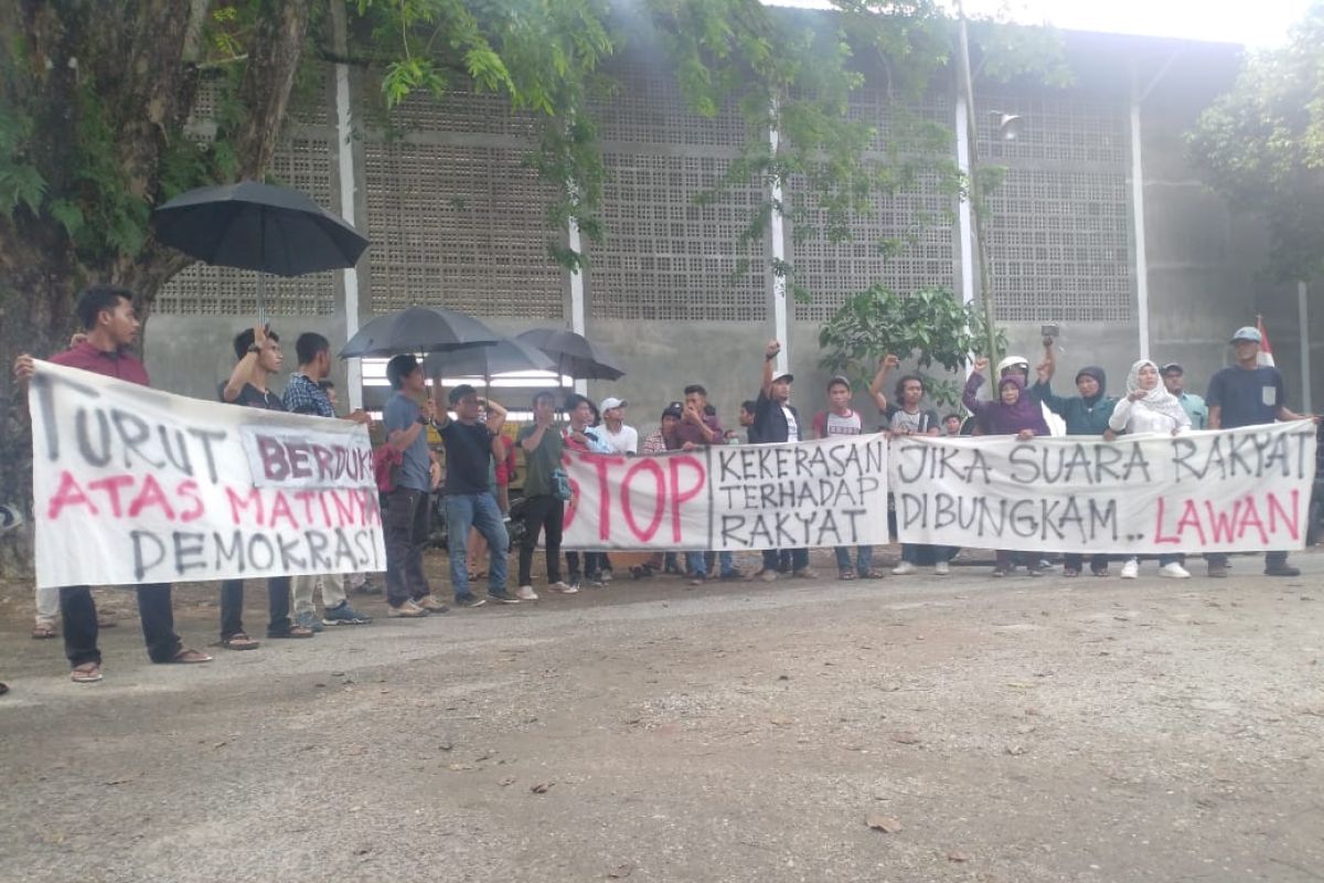 Puluhan massa 'Payung Hitam' unjuk rasa di KPU Labuhanbatu