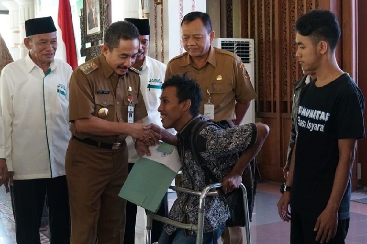 Baznas Pati serahkan bantuan kepada 116 penyandang disabilitas