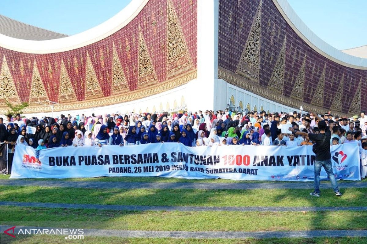 Sejumlah komunitas di Sumbar buber dengan 1.000 anak yatim piatu