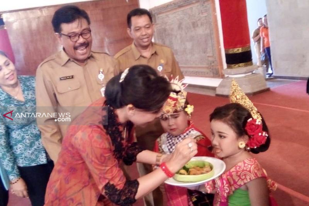 Anak-anak PAUD di Gianyar dididik gemar makan ikan