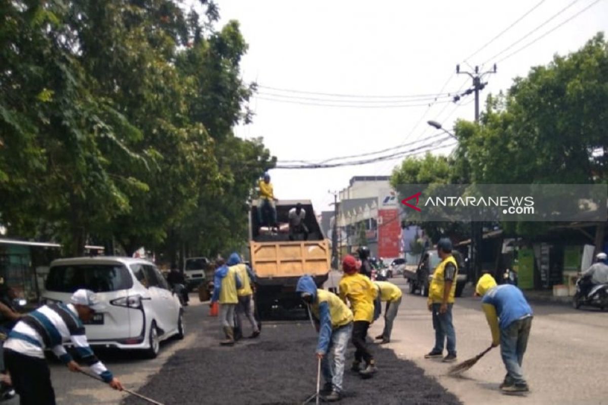 Jalur mudik berlubang di Jalinsum OKU ditambal sulam