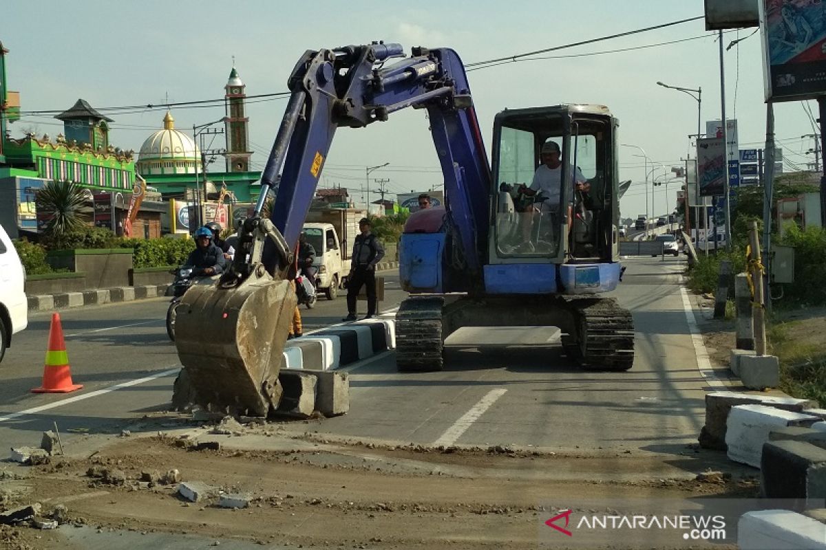 Pembatas lajur di Jembatan Tanggulangin dibongkar